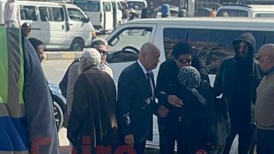 انهيار محمد منير لحظة وصوله مسجد الحصري استعدادا لصلاة الجنازة على شقيقته