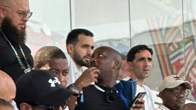 الجهاز الفني لمنتخب مصر يتابع مباراة كاب فيردي وموزمبيق من الملعب
