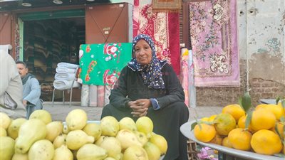نفسي أزور النبي.. أم هاني بائعة خضراوات في قنا: شغالة بقالي 20 سنة عشان أساعد جوزي وبشتغل من الفجر للمغرب