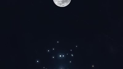 في مشهد رائع.. سماء الوطن العربي تشهد ظاهرة اقتران القمر بعنقود الثريا