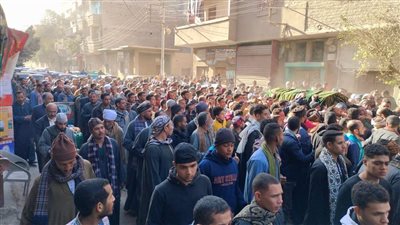 في جنازة مهيبة.. تشييع جثمان شاب أنهى حياته بطلق ناري بالخطأ في سوهاج |صور