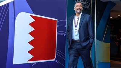 مدرب البحرين يحتفل مع الحكم الرابع بعد الفوز على ماليزيا في الدقائق الأخيرة | فيديو