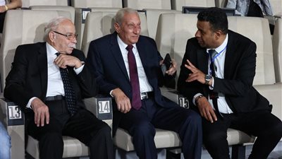 نجوم وشخصيات عامة يتابعون مباراة الزمالك والوحدة الإماراتي |صور