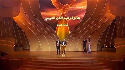 رسالة خاصة من عادل إمام في حفل joy Awards بعد حصوله على جائزة زعيم الفن العربي
