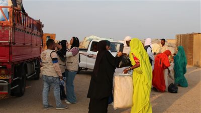 توزيع كراتين المواد الغذائية على غير القادرين بمدينة الشلاتين بالبحر الأحمر| صور