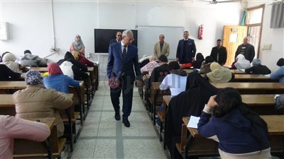 رئيس جامعة المنيا يتفقد لجان امتحانات كليتي الزراعة والعلوم في أسبوعها الأخير