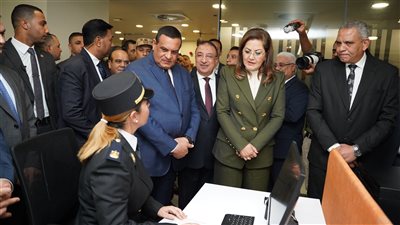 وزيرا التخطيط والتنمية المحلية يفتتحان مركز خدمات مصر بالإسكندرية