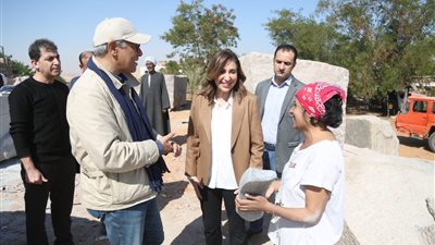 وزيرة الثقافة تتفقد ورشة عمل الدورة 28 لسمبوزيوم أسوان الدولي لفن النحت