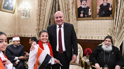 لتهنئتهم بالأعياد.. محافظ قنا يزور أطفال مدراس الأحد 