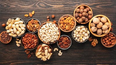 منها تطوير الدماغ وزيادة التركيز.. فوائد المكسرات والفاكهة الجافة لتعزيز مناعة الطفل