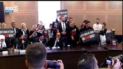عائلات المحتجزين الإسرائيليين تقتحم الكنيست.. وانقطاع مفاجئ للبث