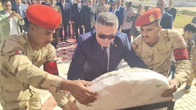 محافظ البحر الأحمر يضع إكليلا من الزهور على النصب التذكاري لشهداء معركة شدوان| صور