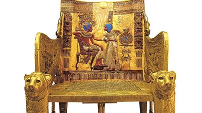 من الذهب والأحجار شبه الكريمة.. تعرف على كرسي الاحتفالات لـ توت عنخ آمون