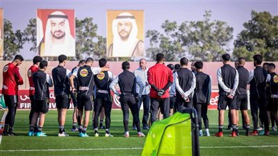 الخطيب يجتمع باللاعبين والجهاز الفني قبل انطلاق مران الأهلي بالإمارات