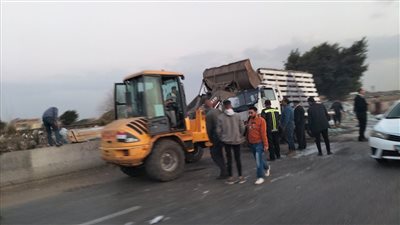 توقف حركة المرور بالطريق الزراعي في بنها إثر انقلاب سيارة محملة بالزجاج |صور