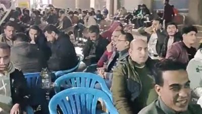 رغم الأمطار.. إقبال الجماهير على المقاهي لمشاهدة مباراة منتخب مصر بالبحيرة وكفر الشيخ | بث مباشر