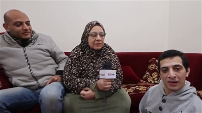 عبد الله شاب مصاب بالشلل الدماغي في السويس.. وأسرته: مهارته كبيرة في لعب الشطرنح بأنفه| بث مباشر 