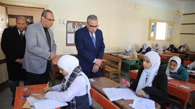 إيقاف رئيس لجنة و3 مراقبين عن العمل لتسهيل الغش في لجان الإعدادية بسوهاج