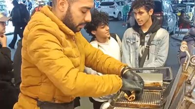 شغال بـ 4 ماكينات.. عادل أشهر صانع فريسكا بالإسكندرية: عليها إقبال كبير بسبب النكهات الجديدة| بث مباشر
