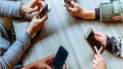 دراسة: تصفح الموبايل لفترات طويلة يهدد صحتك الجسدية والنفسية