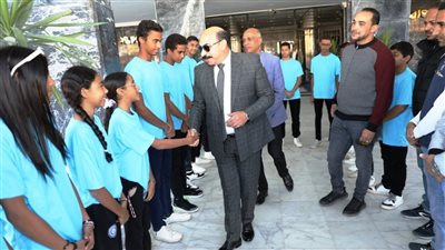 محافظ أسوان يودع المشاركين فى بطولة السباحة لمراكز الشباب بالمحافظات الحدودية