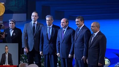 السيسي يصافح أسر أبطال مواجهة العدوان الثلاثي على مصر.. ويلتقط صورة تذكارية معهم