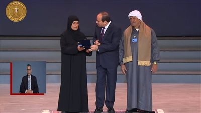 السيسي يكرم عددًا من أسر شهداء الشرطة