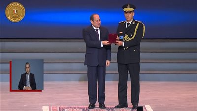 السيسي يكرم عددا من أبطال الشرطة ويمنحهم أنواط الامتياز
