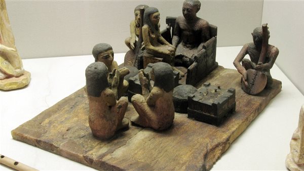 نموذج من الخشب الملون