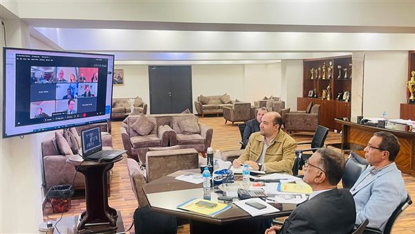 جلسة استماع بين مسئولي