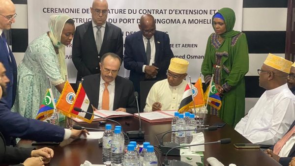 جانب من توقيع عقد