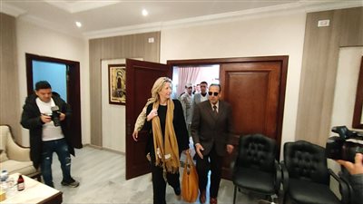 محافظ شمال سيناء يستقبل وزيرة دفاع هولندا في مطار العريش