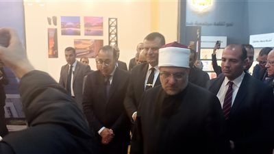 رئيس الوزراء يتفقد أجنحة معرض الكتاب بعد افتتاحه
