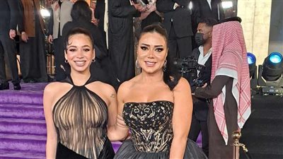 ابنة رانيا يوسف تلفت الانتباه بفستانها في حفل joy awards | صور