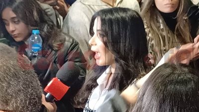 زحام شديد حول منى زكي في العرض الخاص لفيلم رحلة 404 | بث مباشر