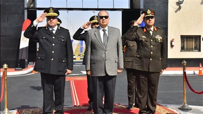 محافظ أسيوط ومدير الأمن يضعان إكليلا من الزهور على النصب التذكاري لشهداء الشرطة 