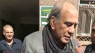 وصول جثمان والد منير مكرم إلى كنيسة مار جرجس لأداء قداس الجنازة | صور