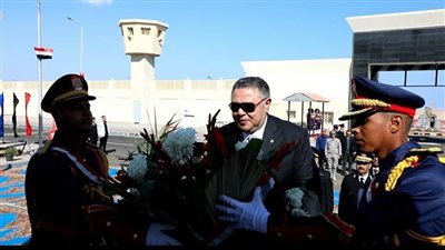 محافظ البحر الأحمر يضع إكليلا من الزهور على النصب التذكاري لشهداء الشرطة| صور