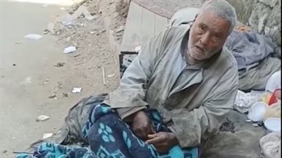 يرعى القطط والكلاب وحلمه مرتبة وبطانية.. حكاية عم نبيل مُشرد المنيا | بث مباشر 