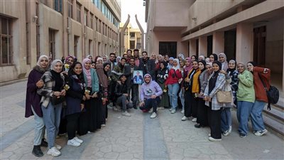 ممر شرفي وهدية تذكارية لـ أستاذ بتربية حلوان.. والدكتور: ربنا يوفق الطلاب والفضل يرجع لوالدتي 