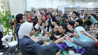 معلومة وهدية حول الزكاة.. مسابقة بيت الزكاة في جناح الأزهر بمعرض الكتاب