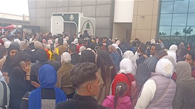 طوابير القراء من الشباب في انتظار توقيع رواية فرصة من دهب لكنزي مدبولي بمعرض الكتاب | صور