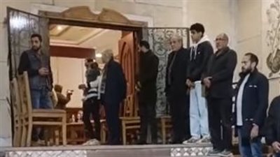 منير مكرم يستقبل عزاء والده في كنيسة مار جرجس بشبرا الخيمة | بث مباشر