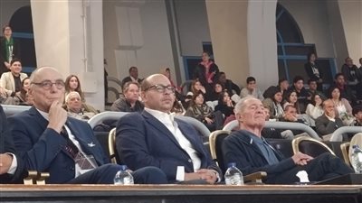 رئيس اللجنة الأولمبية يؤازر منتخب مصر أمام تونس بنصف نهائي أمم إفريقيا لليد