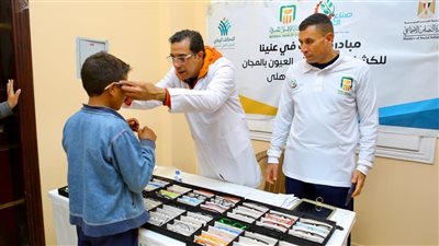 الكشف على 420 مواطنًا من مرضى العيون بمبادرة عنيك في عنينا بالبحيرة