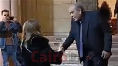 نهال عنبر تقدم واجب العزاء في والد منير مكرم بكنيسة مارجرجس