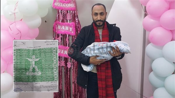 الشاب أحمد مع مولودته