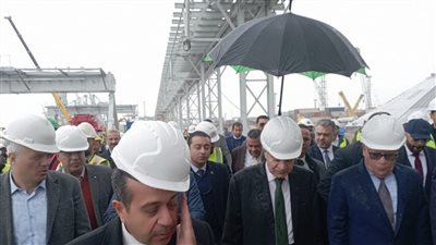 تحت الأمطار الشديدة.. وزير التموين يتفقد مشروع صومعة ميناء غرب بورسعيد | صور