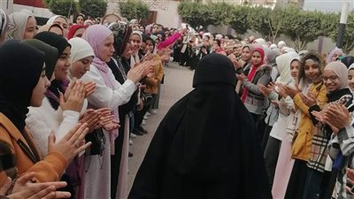 ممر شرفي وجائزة مالية لطالبة حصلت على المركز الأول في حفظ القرآن بالبحيرة│صور