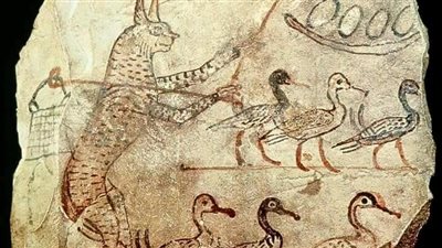 قطة ترعى قطيعا من الطيور.. المتحف المصري بالتحرير يعرض أوستراكا ساخرة 